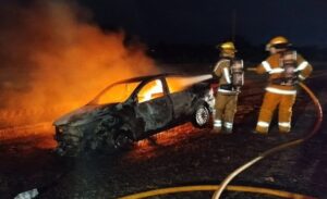 INCENDIO Y DESTRUCCIÓN TOTAL DE AUTOMÓVIL EN RUTA 5 DE MERCEDES