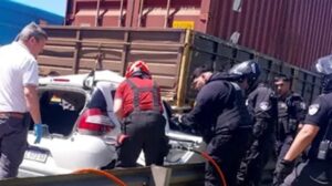 ESCOBAR, VIDEO: RESCATISTA HERIDO EN SALVATAJE A DOS ANCIANOS BAJO UN CAMIÓN