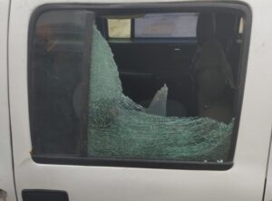 ROMPEN VIDRIOS DE DOS VEHÍCULOS DE DIRIGENTES DE LLA EN MERCEDES