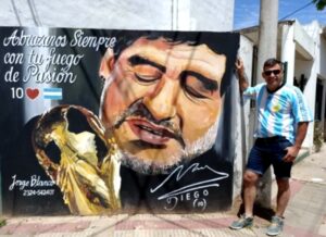 HOMENAJE MERCEDINO A DIEGO MARADONA: «HOY EL MUNDO LLORA»
