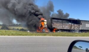 AU 7: IMPACTANTE CHOQUE EN CADENA ENTRE CAMIONES E INCENDIO DE UNO DE ELLOS