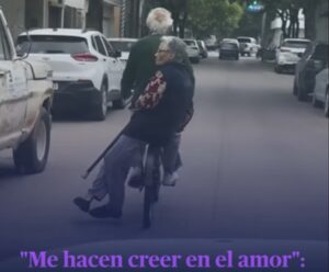 VIRALIZAN TIERNA IMÁGEN DE ABUELOS MERCEDINOS Y EXPLOTAN LAS REDES SOCIALES