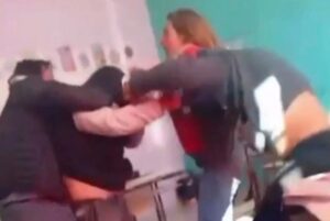 JUNIN: MUJER ENTRÓ EN ESCUELA Y ATACÓ CON UNA CADENA A UNA ALUMNA