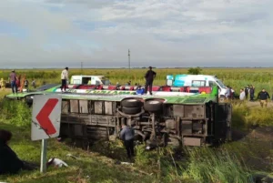 VOLCÓ MICRO EN RUTA 2: HAY DOS MUERTOS Y VARIOS PASAJEROS HERIDOS