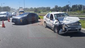 FUERTE CHOQUE ENTRE AUTOS EN ACCESO OESTE MANO A MERCEDES