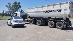 TRAGEDIA EN AU 6: MOTOCICLISTA MUERTO TRAS CHOCAR CON UN CAMIÓN