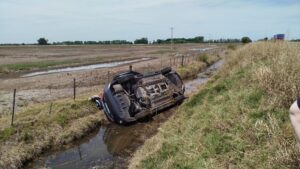 DESPISTE Y VUELCO EN RUTA 5 POR EVITAR CHOQUE FRONTAL: EL OTRO AUTO NI PARÓ