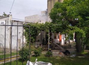 INCENDIO EN NAVARRO: UNA VIVIENDA SUFRIÓ SERIOS DESTROZOS Y SU OCUPANTE FUE HOSPITALIZADO