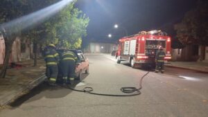 INCENDIO VEHÍCULAR EN SUIPACHA: BOMBEROS CONTROLAN EL FUEGO