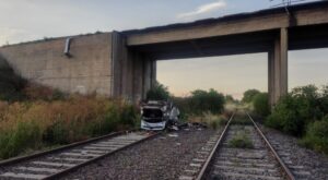 IMPACTANTE VUELCO EN BRAGADO: AUTO CAE DE PUENTE FERROVIARIO CON SEIS JÓVENES