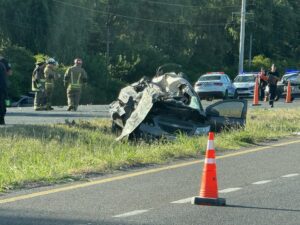 AUTO CRUZA DE MANO EN AU 6 Y CHOCA VEHÍCULO FAMILIAR: UNA MUJER FALLECIDA Y 5 HERIDOS