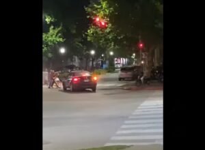 VIRALIZAN ATAQUE BRUSCO A JOVEN EN MOTO EN ESQUINA DE 29 Y 40: ¿QUÉ PASÓ?