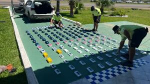 DOS MUJERES MERCEDINAS DESCUBIERTAS POR LA POLICÍA CON 130 CELULARES DE CONTRABANDO