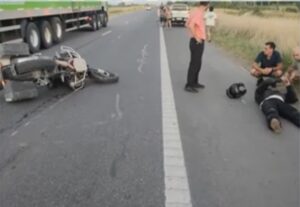 AU 5: DOS TURISTAS HERIDOS GRAVEMENTE TRAS CHOCAR UN AUTO CON SU MOTO