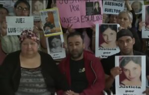 FAMILIA DE MUJER MUERTA EN AU 6 PIDE CÁRCEL PARA EL POLICÍA CON ALCOHOL EN SANGRE