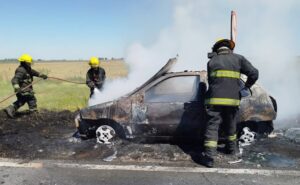 RUTA 5: AUTOMÓVIL CONSUMIDO POR LAS LLAMAS