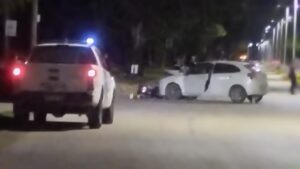 HACE INSTANTES: GRAVE SINIESTRO ENTRE AUTO Y MOTO EN AVENIDA 40 Y 101