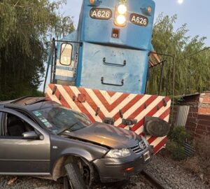 FF.CC SARMIENTO: TREN EMBISTIÓ A UN AUTOMÓVIL EN CRUCE DE AVENIDA 1
