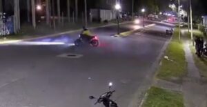 HACÍA MANIOBRAS PELIGROSAS EN AV 42: DESCUBREN QUE LA MOTO ERA ROBADA