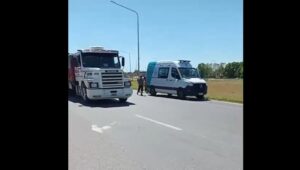 TRASLADAN A JOVEN AL DUBARRY POR FUERTE CAÍDA EN MOTO EN LA ROTONDA DE INGRESO
