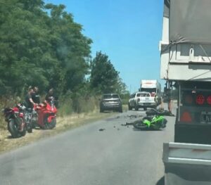 GRAVE CHOQUE EN RUTA 41 ENTRE AUTO Y DOS MOTOS: DOS PERSONAS HERIDAS