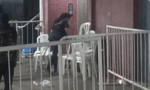 VIOLENCIA EN CARNAVAL: JOVEN PELEA POR SU VIDA TRAS SER BALEADO EN AVENIDA 29