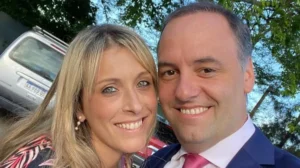 ADORNI SOBRE EL VIAJE CON SU ESPOSA: USAR LA PALABRA «DESLOMARSE» FUE UN ERROR