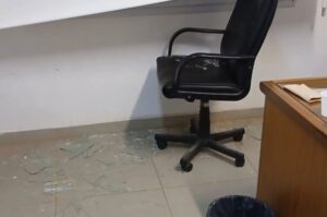 DESCONTROL EN JUICIO POR JURADOS: ATACARON AL JUEZ Y QUISIERON QUEMAR LA SALA