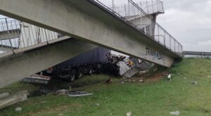 GRAVE SINIESTRO EN AU 7: BOMBEROS RESCATARON A CAMIONERO ATRAPADO