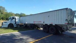 MANIOBRA INSÓLITA: INTENTÓ GIRAR EN U CON EL CAMIÓN Y BLOQUEÓ LA RUTA 5