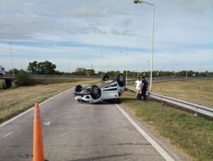 VOLCÓ UN AUTOMÓVIL EN EL EMPALME DEL ACCESO OESTE Y LA AU 5
