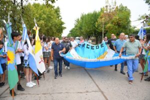 EL EMOTIVO HOMENAJE A LOS HÉROES QUE MANTIENEN VIVA LA LLAMA DE LA SOBERANÍA