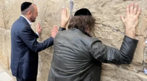 MILEI INICIÓ SU VISITA A ISRAEL CON UNA ORACIÓN EN EL MURO DE LOS LAMENTOS