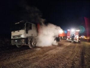 INCENDIO DE CAMIÓN CARGADO CON MAÍZ: DEBIERON HOSPITALIZAR AL CONDUCTOR
