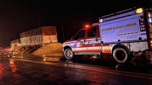 BOMBEROS TRABAJARON PARA LIBERAR RUTA 5 POR DERRAME DE UN CAMIÓN EN TRENQUE LAUQUEN