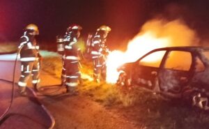INCENDIO DE AUTOMÓVIL DE MERCEDINOS EN INGRESO A GENERAL RIVAS