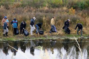 MANOS AL RÍO: VOLUNTARIOS PARTICIPAN DE UNA JORNADA DE LIMPIEZA EN EL LUJÁN