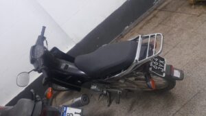 ROBARON UNA MOTO E INTENTARON ESCAPAR A PIÉ AL VERSE PERDIDOS PERO FUERON DETENIDOS