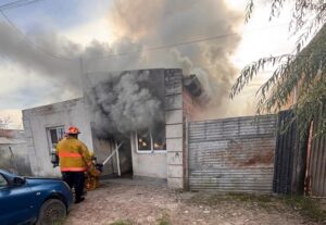 AHORA: INCENDIO DE VIVIENDA EN ZONA OESTE DE MERCEDES