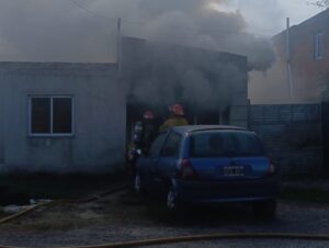 VORAZ INCENDIO EN BARRIO MARCHETTI: UNA FAMILIA PERDIÓ TODO