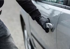 INTENTÓ ROBAR UN AUTO, LO VIERON POR CÁMARA Y CAYÓ TRAS UNA PERSECUCIÓN