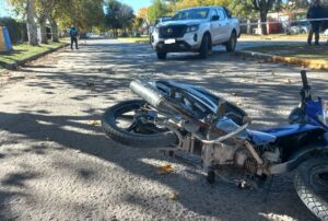SINIESTRO EN AVENIDA 47 ENTRE CAMIONETA Y MOTO: UN MENOR HOSPITALIZADO