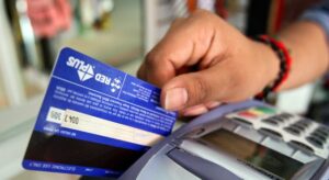 DETUVIERON A MERCEDINO QUE ROBÓ UN BOLSO Y USÓ LAS TARJETAS DE LA VÍCTIMA