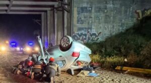 BRAGADO: SU AUTO CAYÓ DESDE UN PUENTE Y SÓLO TUVO HERIDAS