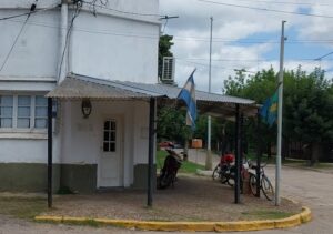 TRÁGICO TIROTEO ADENTRO DE COMISARÍA DE OPEN DOOR: POLICÍA Y DETENIDO MUERTOS