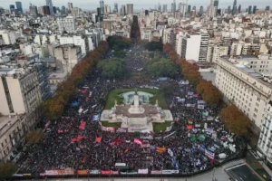 A 11 AÑOS DE «NI UNA MENOS»: UNA MULTITUD MARCHÓ CONTRA LA VIOLENCIA DE GÉNERO