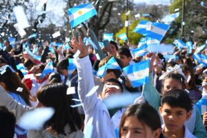 EMOTIVO Y MULTITUDINARIO ACTO DE PROMESA A LA BANDERA EN MERCEDES