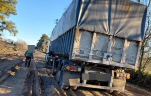 DESTROZO EN CAMINOS RURALES: MUNICIPIO APLICÓ MULTAS A CAMIONES DE GRAN PORTE