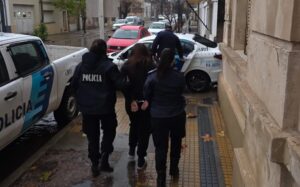 S.A. DE GILES: DETIENEN MUJER QUE ROBABA CELULARES EN CLÁSICO BOLICHE BAILABLE